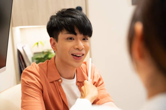 言語治療師人工